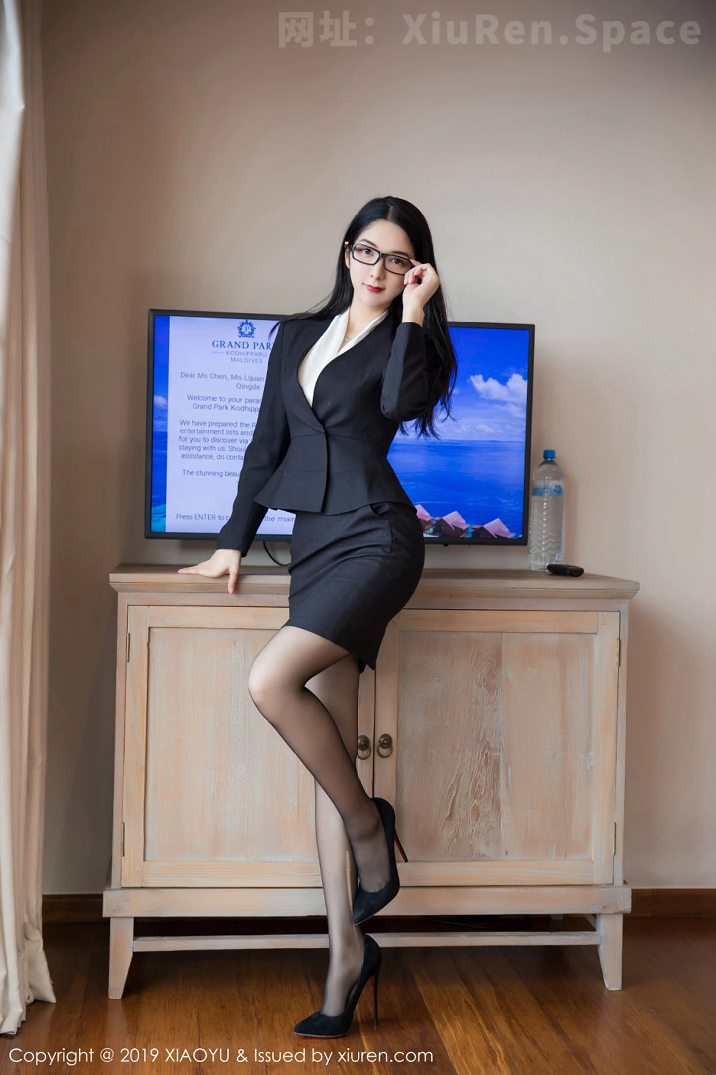 图片[3]-[XiaoYu画语界]Vol.098 女神Angela喜欢猫马尔代夫旅拍眼镜OL秘书装黑丝诱惑写真67P-秀人网官方网站